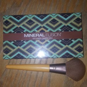 New Mineral fusion eyeshadow palette